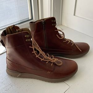 Reef zip up combat boots. Mint condition